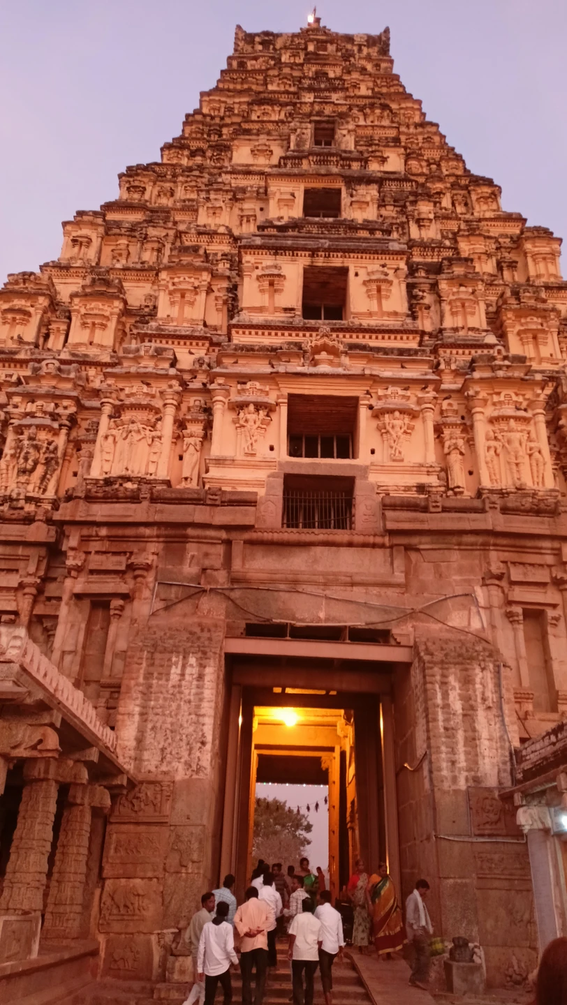 Мы ездили в Хампи 29-30 ноября. Гид была Лина. Нам все очень понравилось. Сколько нового мы