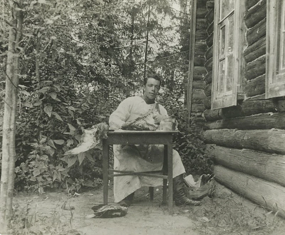 Александр Котс за изготовлением чучела птицы