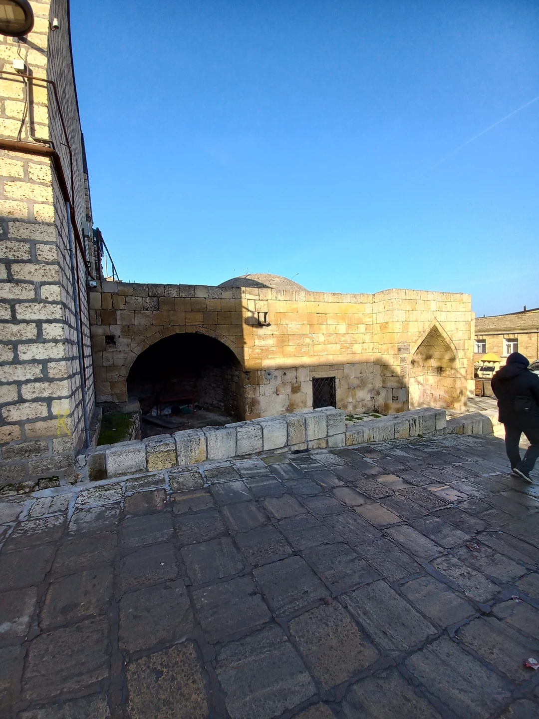 4 января побывали на интересной экскурсии. Оценили толщину и прочность крепостных стен, увидели зинданы, хранилища воды