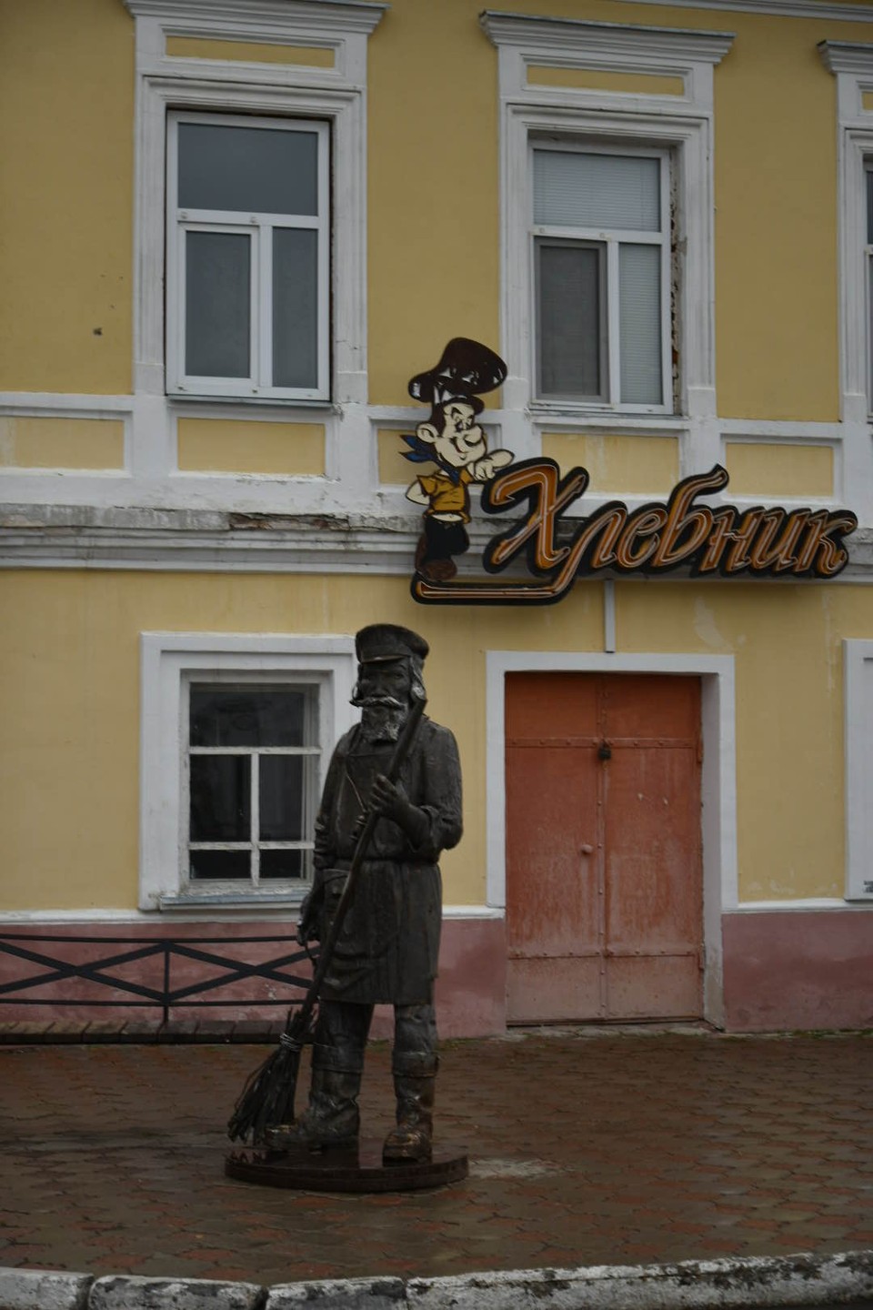 Отличные гид-сопровождающий и гид-экскурсовод по городу! Прекрасные экскурсоводы в музее! Но очень мало времени на сам
