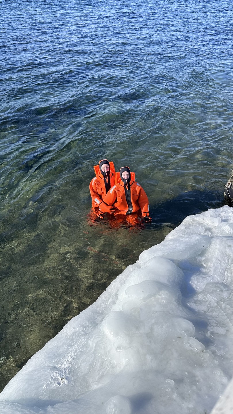 Все очень четко организовано. В теплой палатке мы быстро переоделись, костюм помогли застегнуть. Спасибо инструктору Никите!
