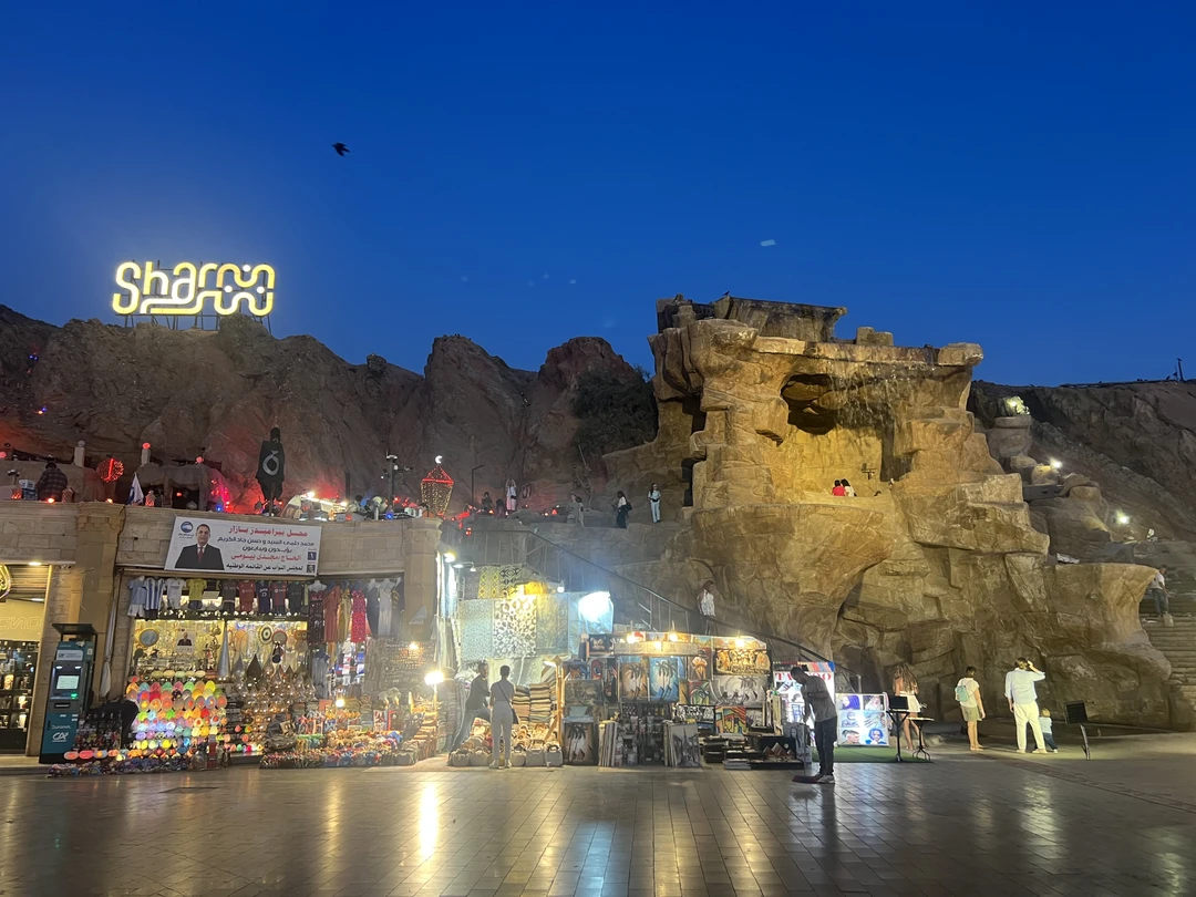 Только что вернулась с экскурсии. Все замечательно! Легко, непринужденно. Замечательный гид Наталья, все показала и рассказала