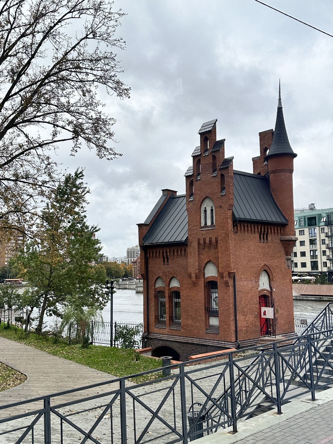 Очень понравилась экскурсия обзорная с гидом Алена. Очень динамично и интересно, все успели, все места по плану посетили.