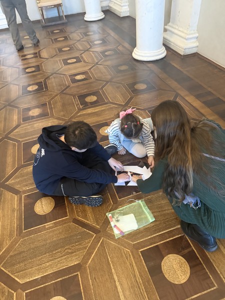 Отличная экскурсия и прекрасный гид!) 2 часа дети слушали и принимали участие в обсуждении!) всем рекомендую!!