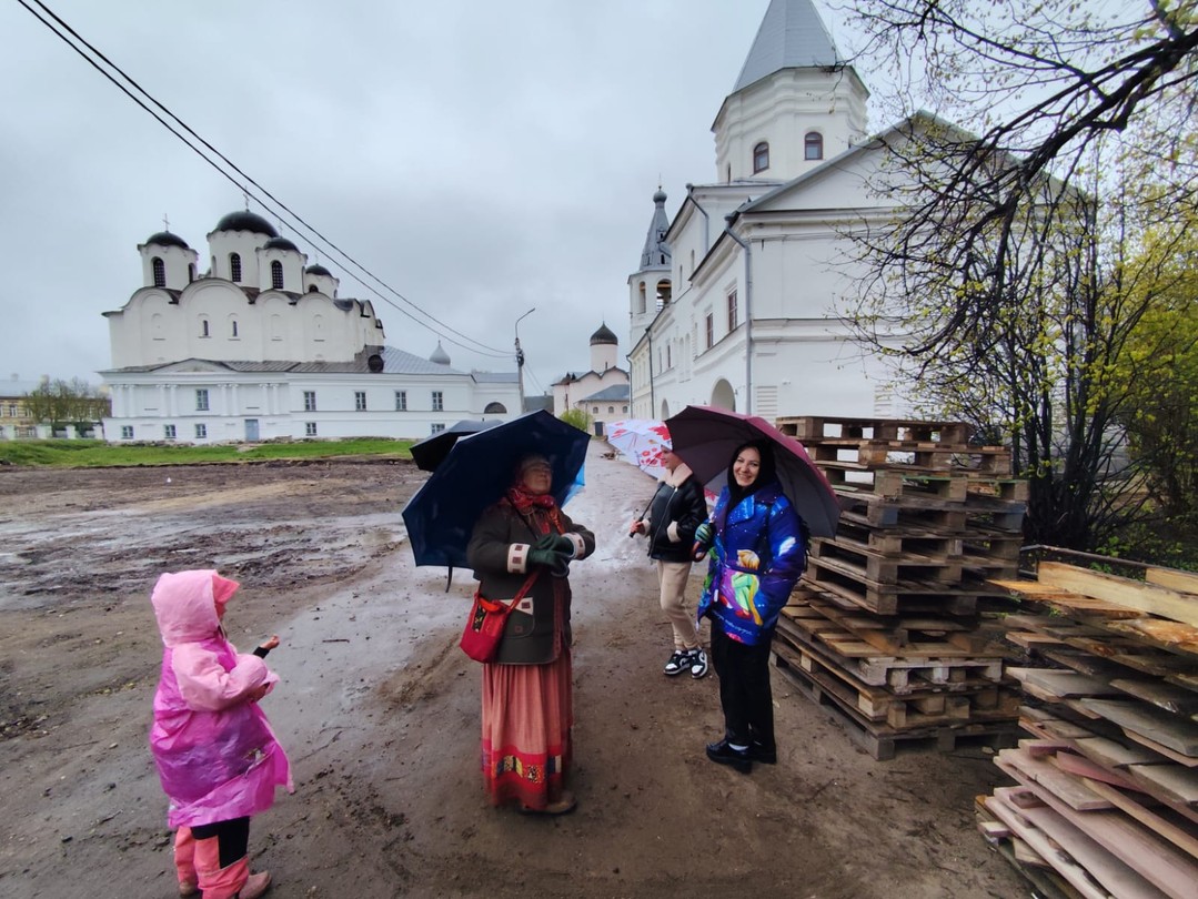 Отлично, волшебно… Очень интересно. Замечательный экскурсовод, всё 1,5 часа рассказывала, шутила, вовлекала в разговор. Узнали много