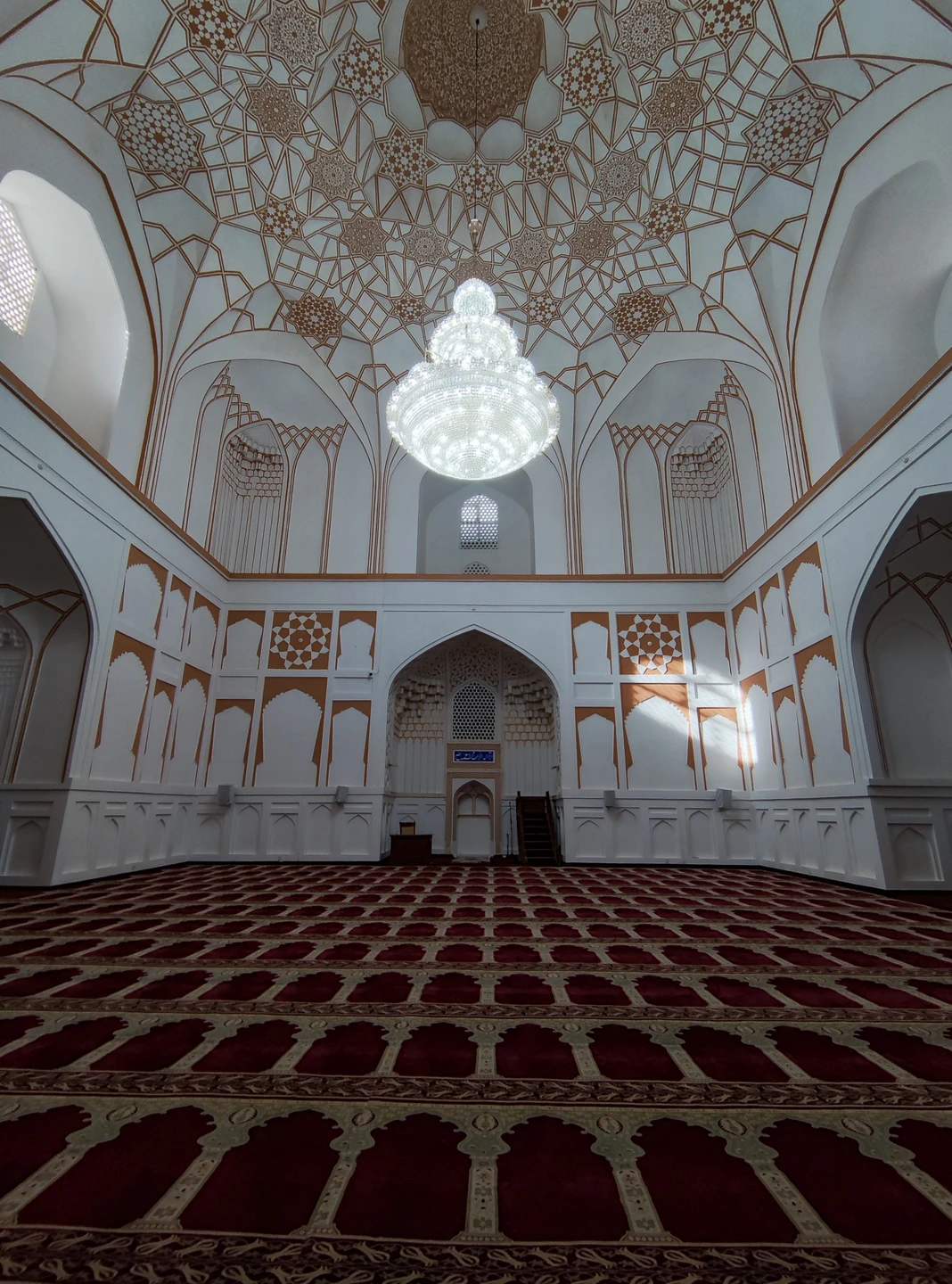 Ирадж устроил нам настоящий информационный блокбастер с глубоким погружением в историю, традиции, религию. Очень радушный, внимательный