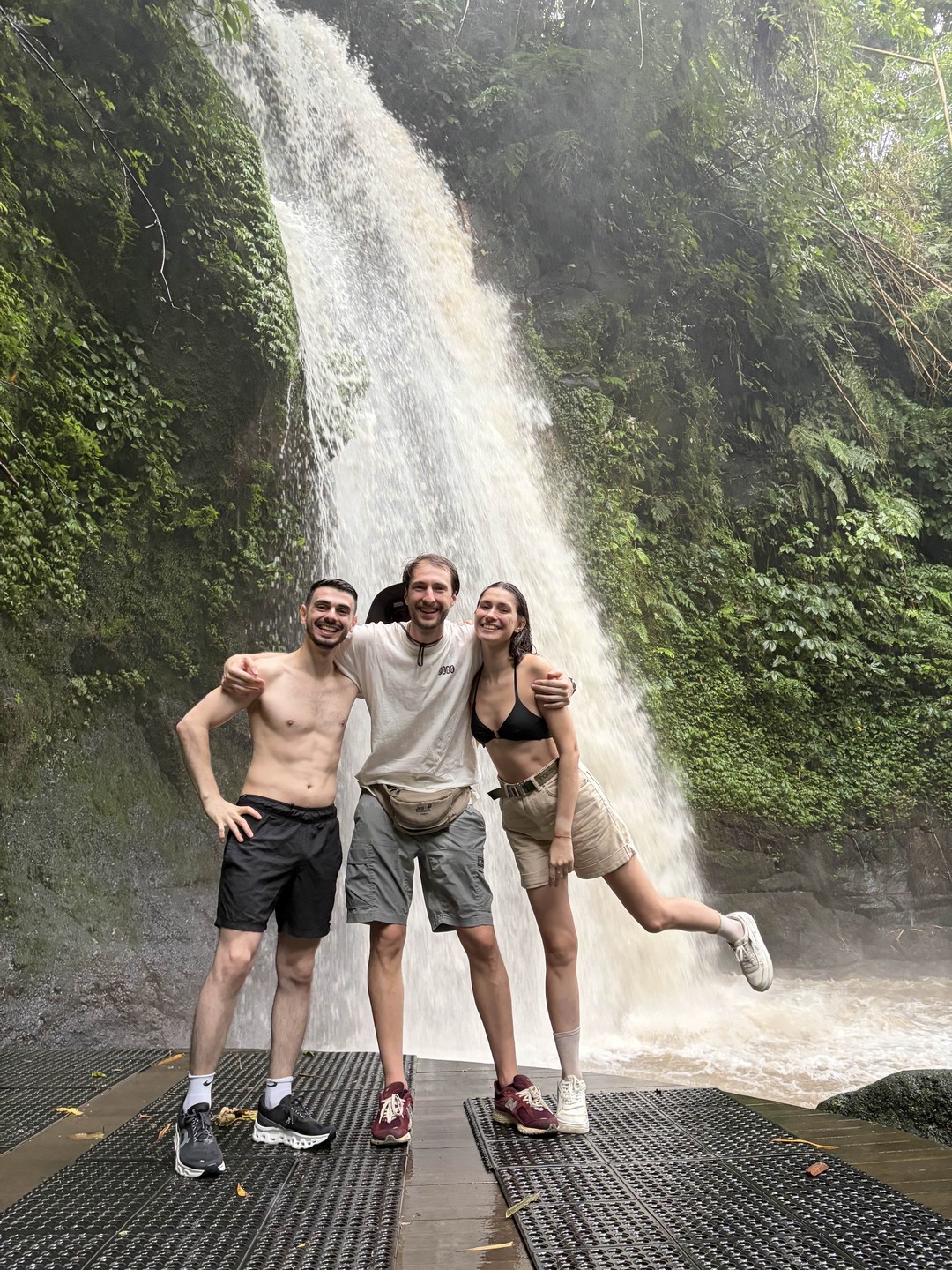 Все четко! Получили массу впечатлений несмотря на ливень. Обезьяны стащили только пакет к орешками и бананами