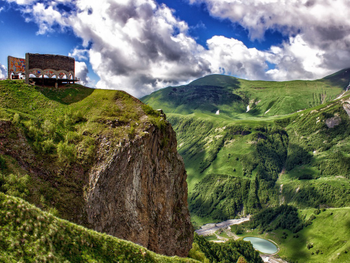 Церковь в Гергети, арка Дружбы, крепость Ананури, первая встреча с Тбилиси