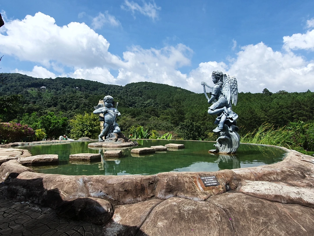 Отличная экскурсия, отработанная до мелочей. Проходила на комфортном новом автомобиле, оборудованием USB входами, удобными креслами. Все