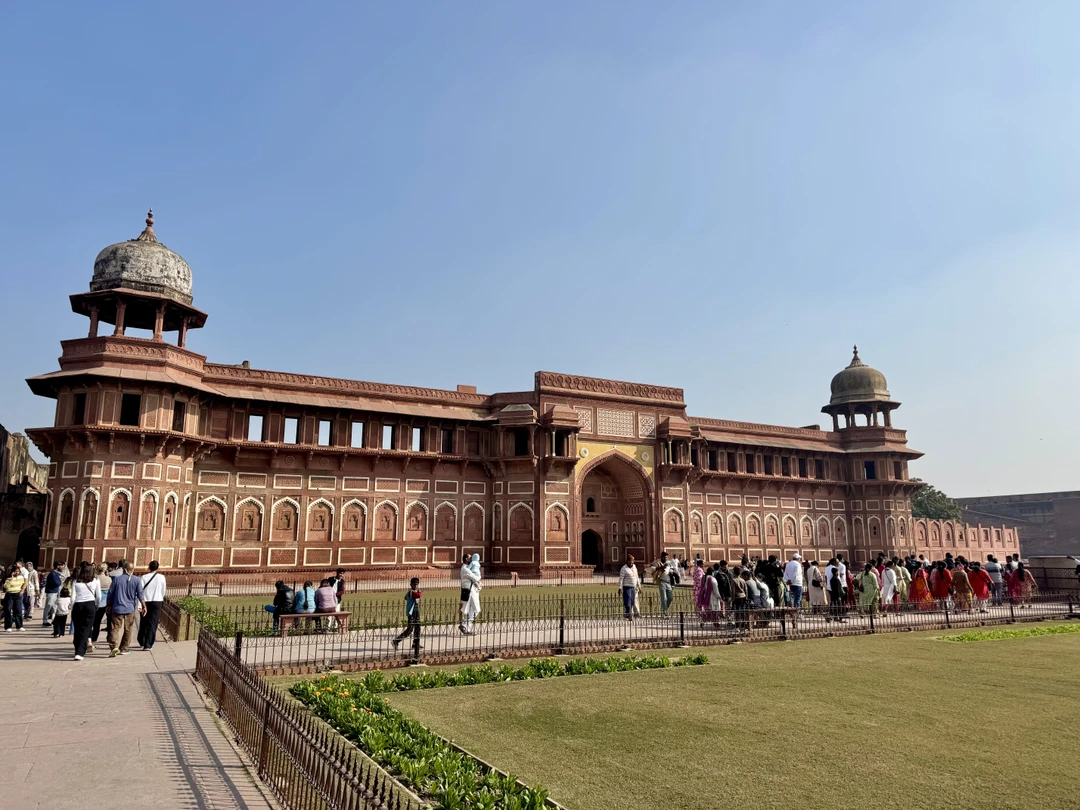 Все прошло прекрасно! Нас встретили утром у отеля в Дели! Очень комфортно довезли до Агры, где нас встретил Али!