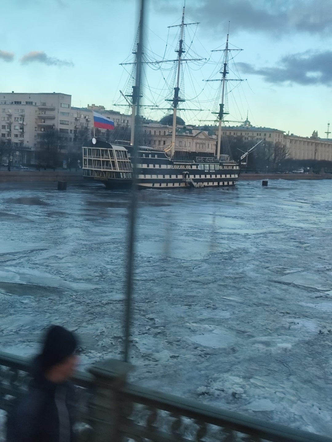 Было всё классно, Дмитрий очень интересно рассказывал про город и достопримечательности, было весело и познавательно, интересно и приятно слушать.