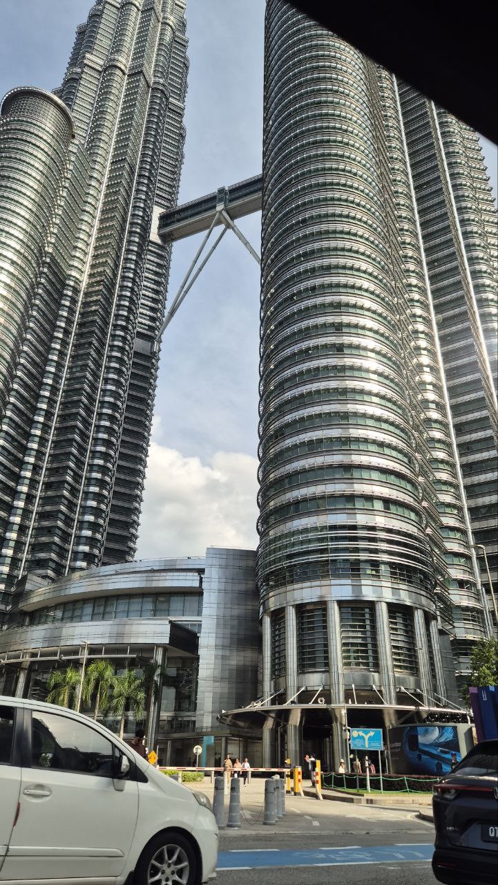 Илья нам многое рассказал, погрузил в важные детали. Позаботился о нашем комфорте - в машине был