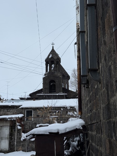 Великолепный гид, все действительно просто и с юмором, забрал из аэропорта, помог с обменником, познакомил с своей коллегой Жужей)