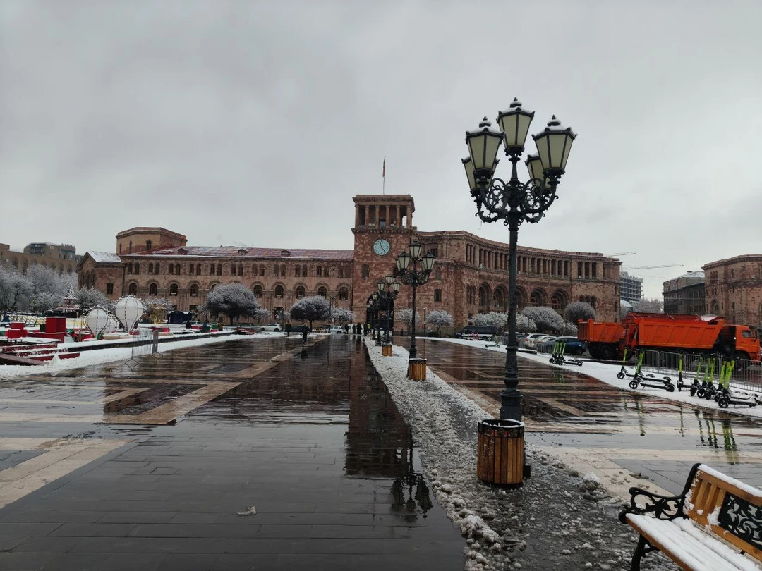 Мы посетили экскурсию не в самый обычный период, а именно в момент снегопада, которого этот город