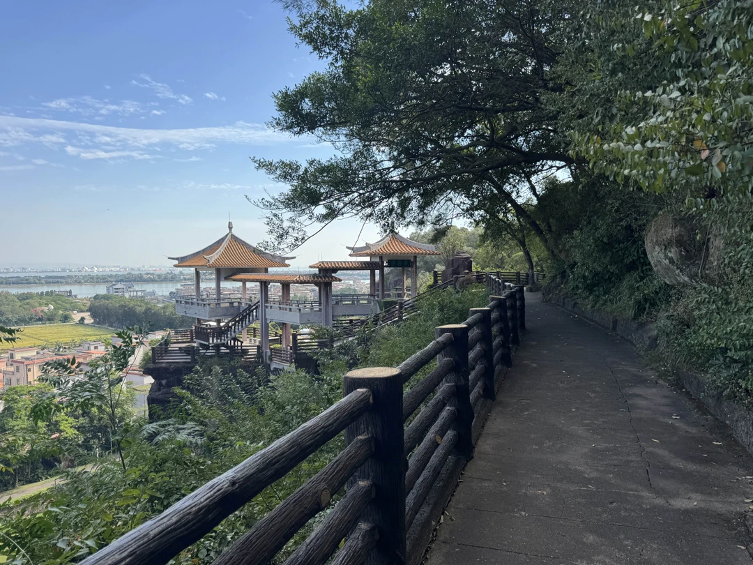 Очень довольны выбором этой экскурсии в сопровождении нашего замечательного гида Юрия! Получили огромное количество впечатлений -