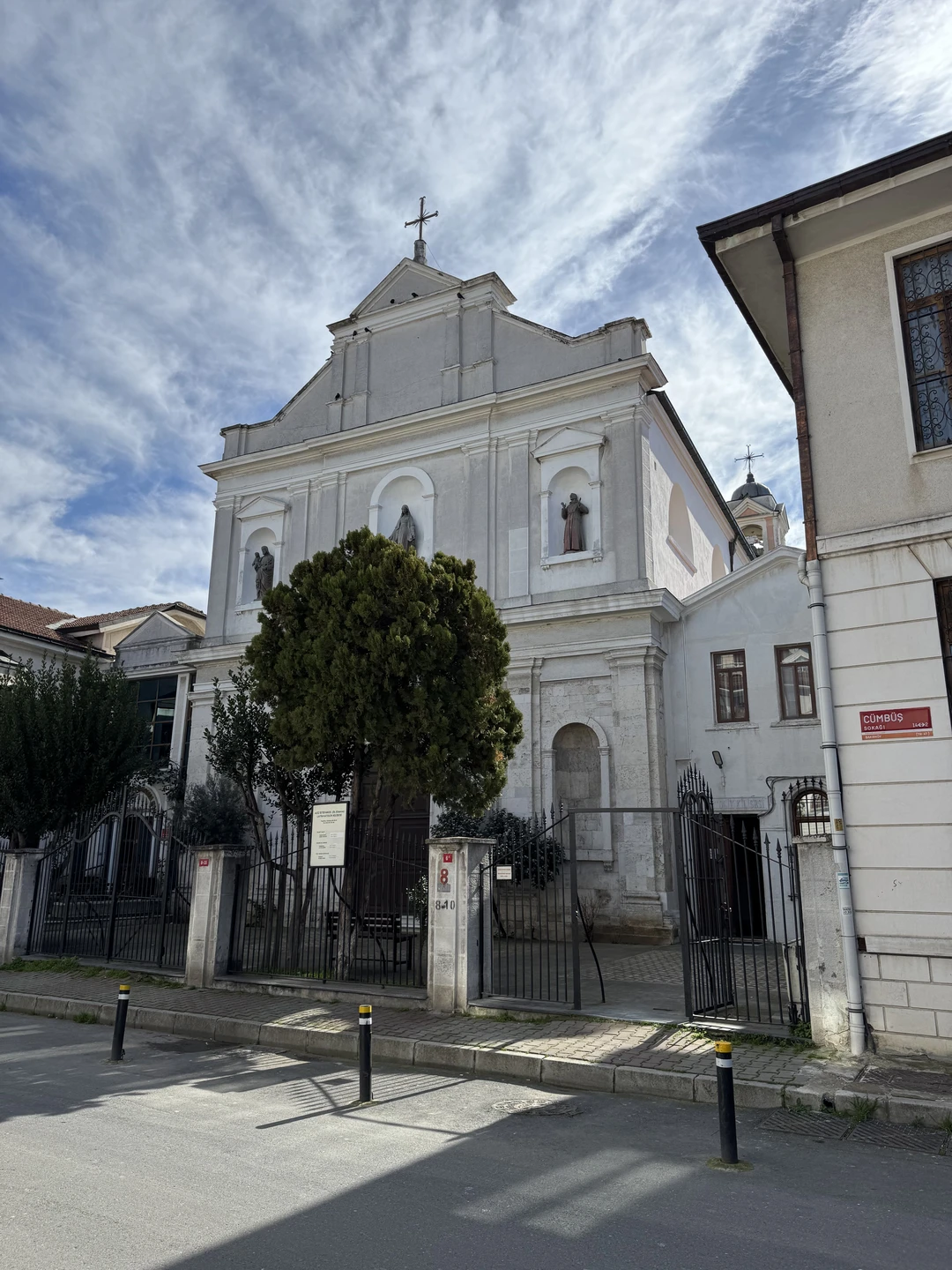 Очень приятный приморский район вдалеке от туристических толп, довольно компактный. Рекомендую, особенно в хорошую погоду. И