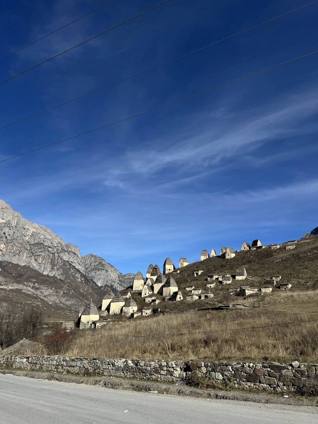 У нас была экскурсия в Северную Осетию с Юрием. Потрясающая поездка, очень повезло с погодой, было
