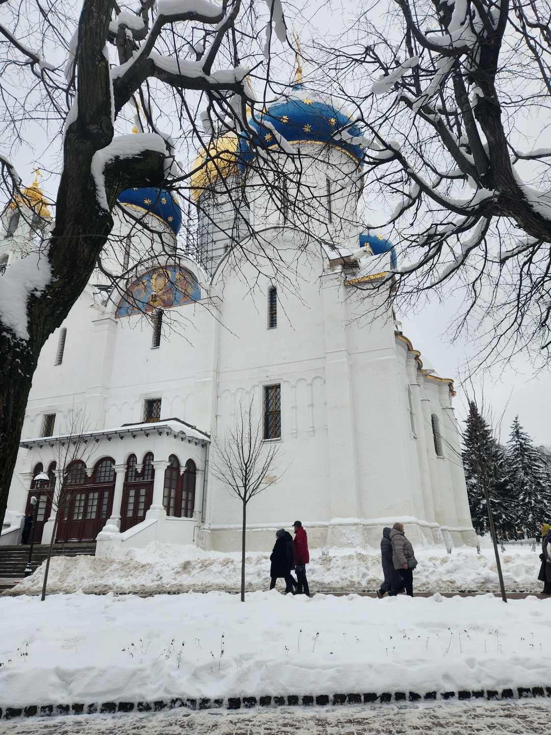 Спасибо огромное гиду Михаилу за такое интересное и незабываемое знакомство со Свято-Троицкой Сергиевой Лаврой. День экскурсии