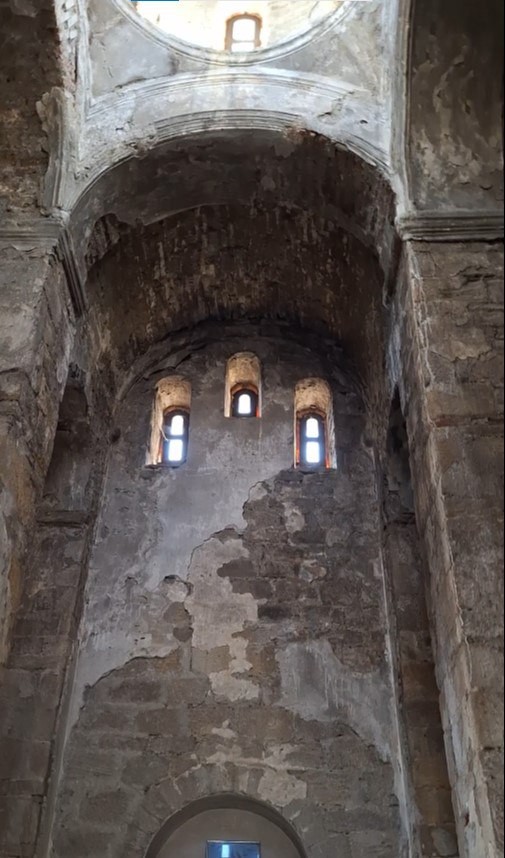 15 октября 2025г. мы едем на Домбай. Наш водитель, он же гид, Василий. По дороге к