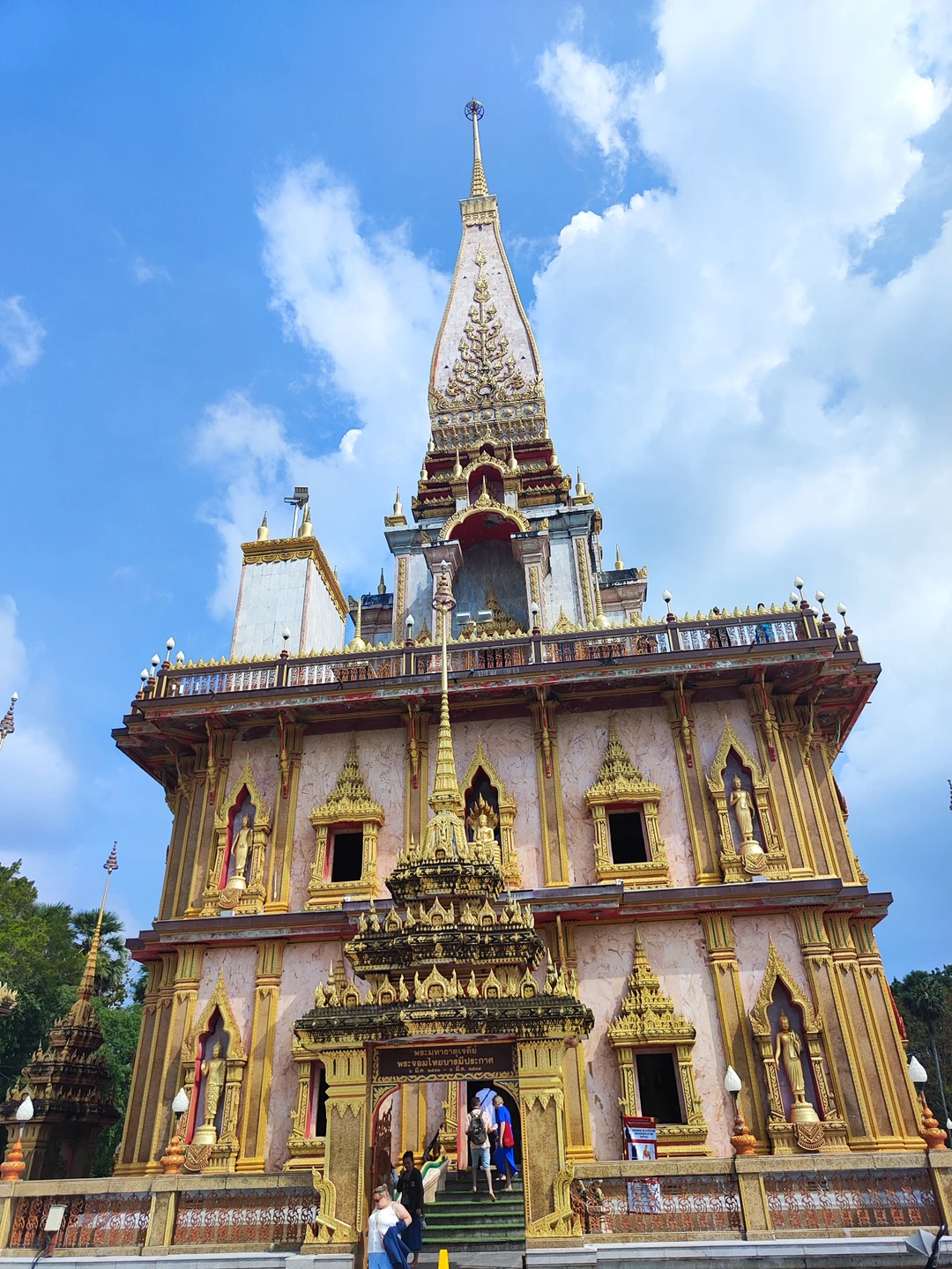 С удовольствием посетили экскурсию! Русскоязычный гид Дмитрий обладает кладезю исторической и актуальной для туризма и проживания