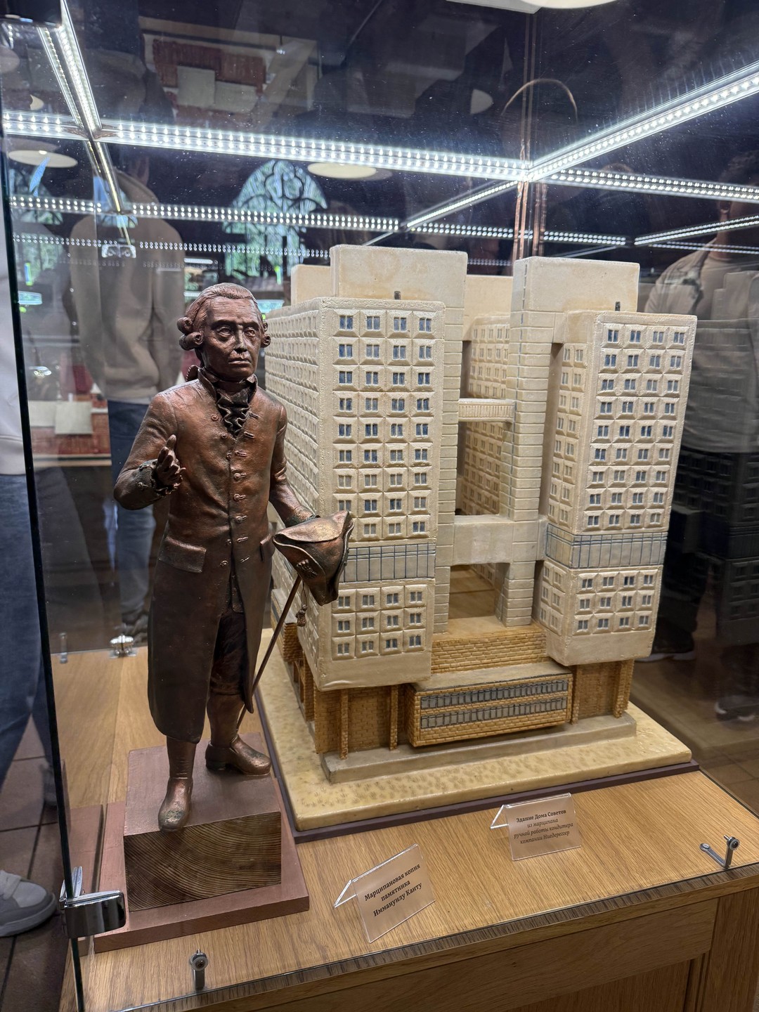 Спасибо большое Дмитрию за отличную квест-экскурсию! Мы были с двумя детьми и Дмитрий вовлек в экскурсию