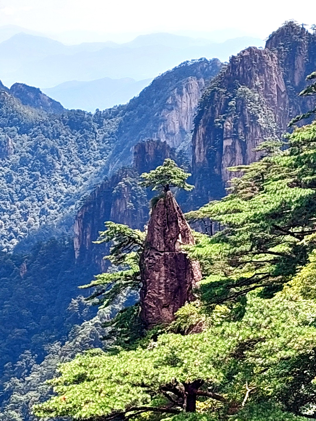 Действительно побывали в Поднебесной. Горы Хуаншань завораживают своей красотой и живописностью. Получили настоящее удовольствие и физ.