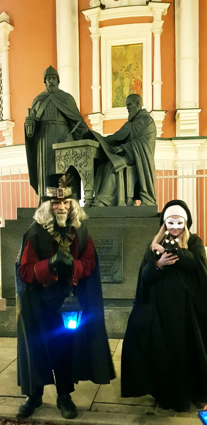 Необычный формат экскурсии. Приятная и интересная прогулка по центру города. Нашей семье понравилось