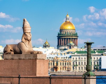 Все символы Северной столицы на автобусе, коллекции Эрмитажа