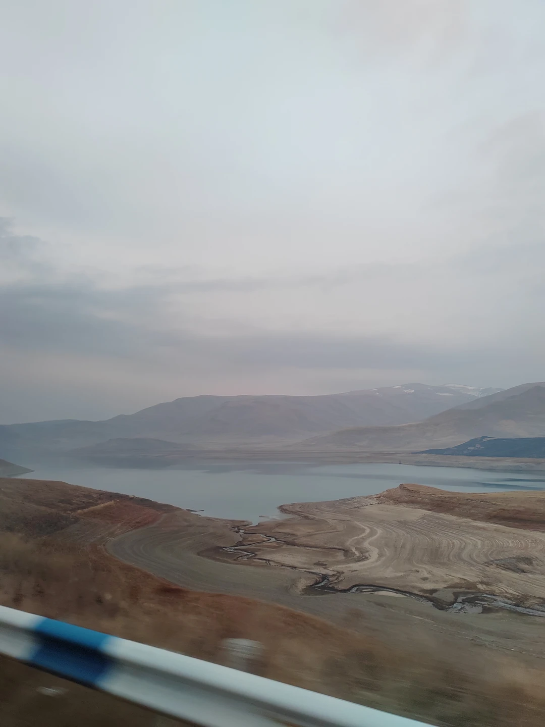 Утомляет лишь дорога. В ноябре "закрыли" водопад, нам повезло увидеть его остатки, но тоже было красиво. В целом, очень интересная экскурсия