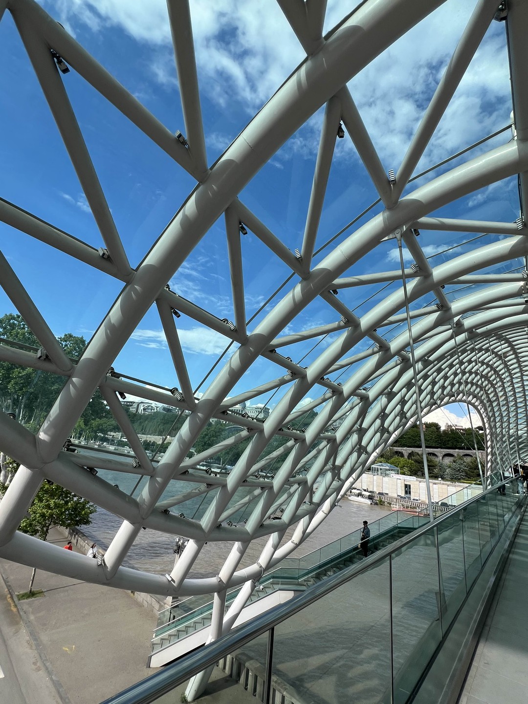 Отличная экскурсия с эрудированным и грамотным гидом Бесо. Насыщенный день осмотра Тбилиси был незабываем! Очень много