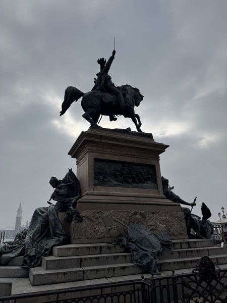 Константин - отличный гид. Мы брали тур по Венеции и он превзошел все наши ожидания. Помимо