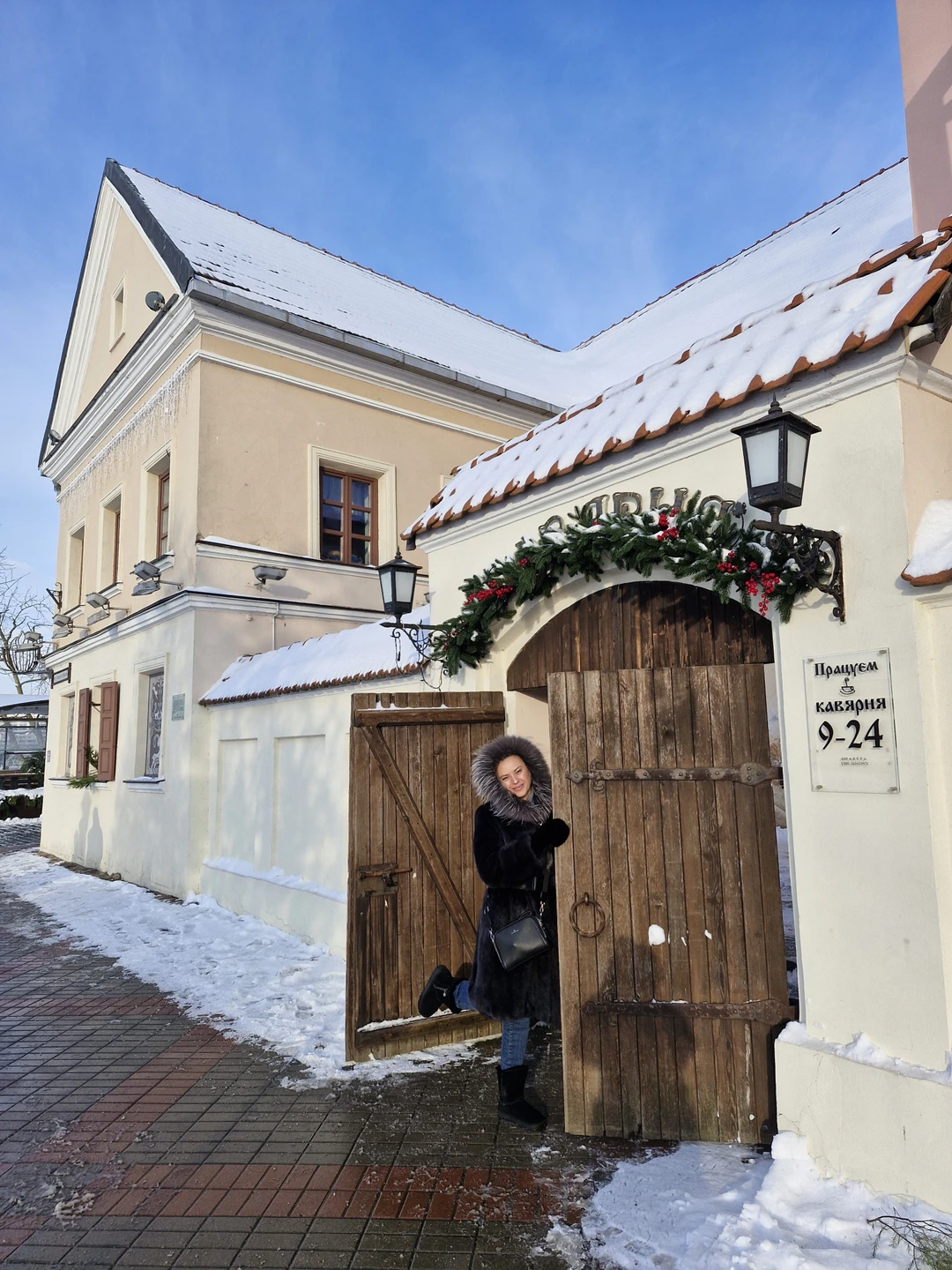 Добрый день! Брали экскурсию на новогодние праздники. У нас была гид Наталья. Она прекрасный начитанный гид