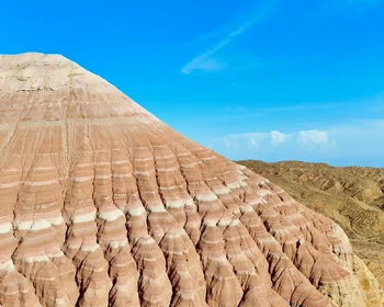 Горы Актау и 700-летняя ива