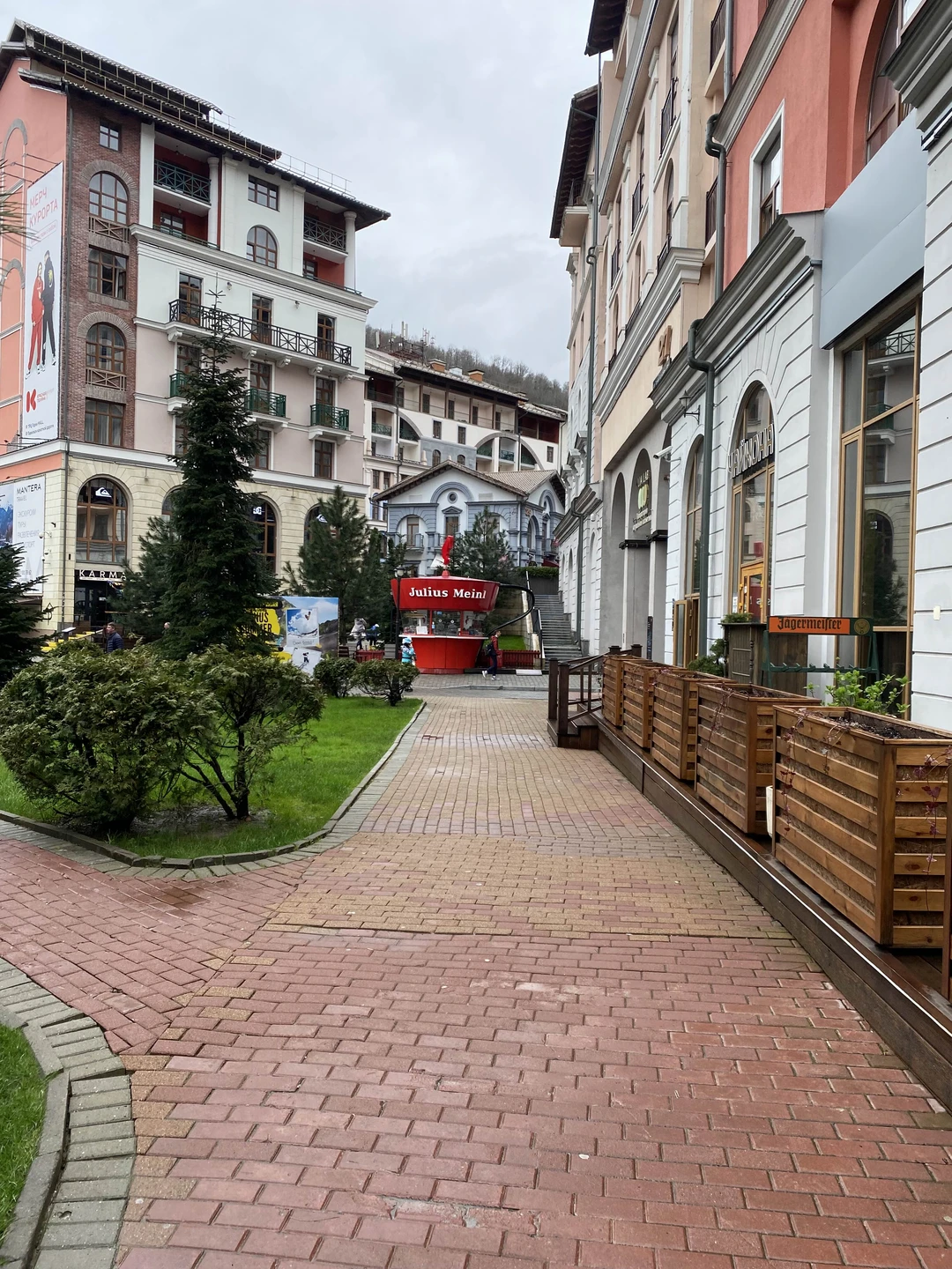 В целом, нормально. Доехали до Красной поляны, послушали информацию, погода была хмурая, на гору подниматься не