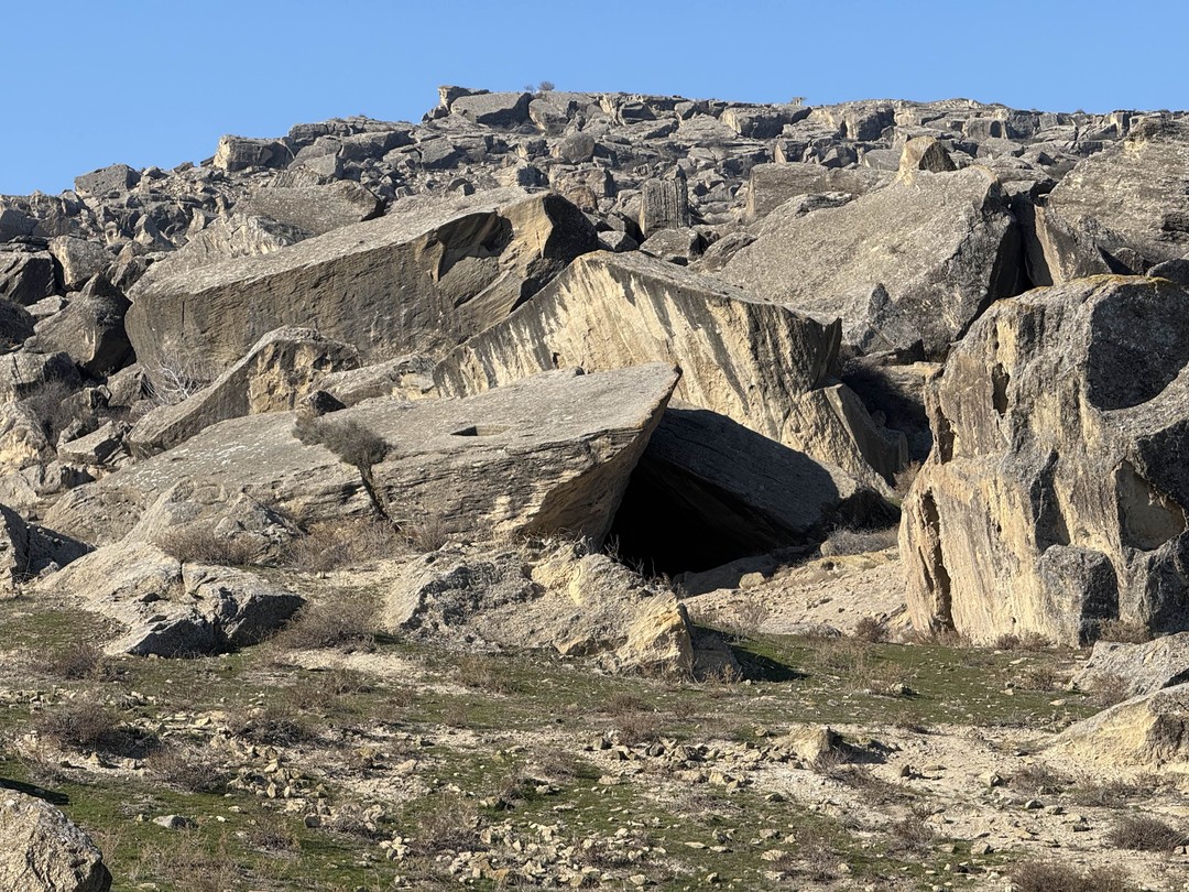 У нас был Гид Рустам. Он классный, все прошло как надо) человек профессиональный и увлеченны своим делом!)