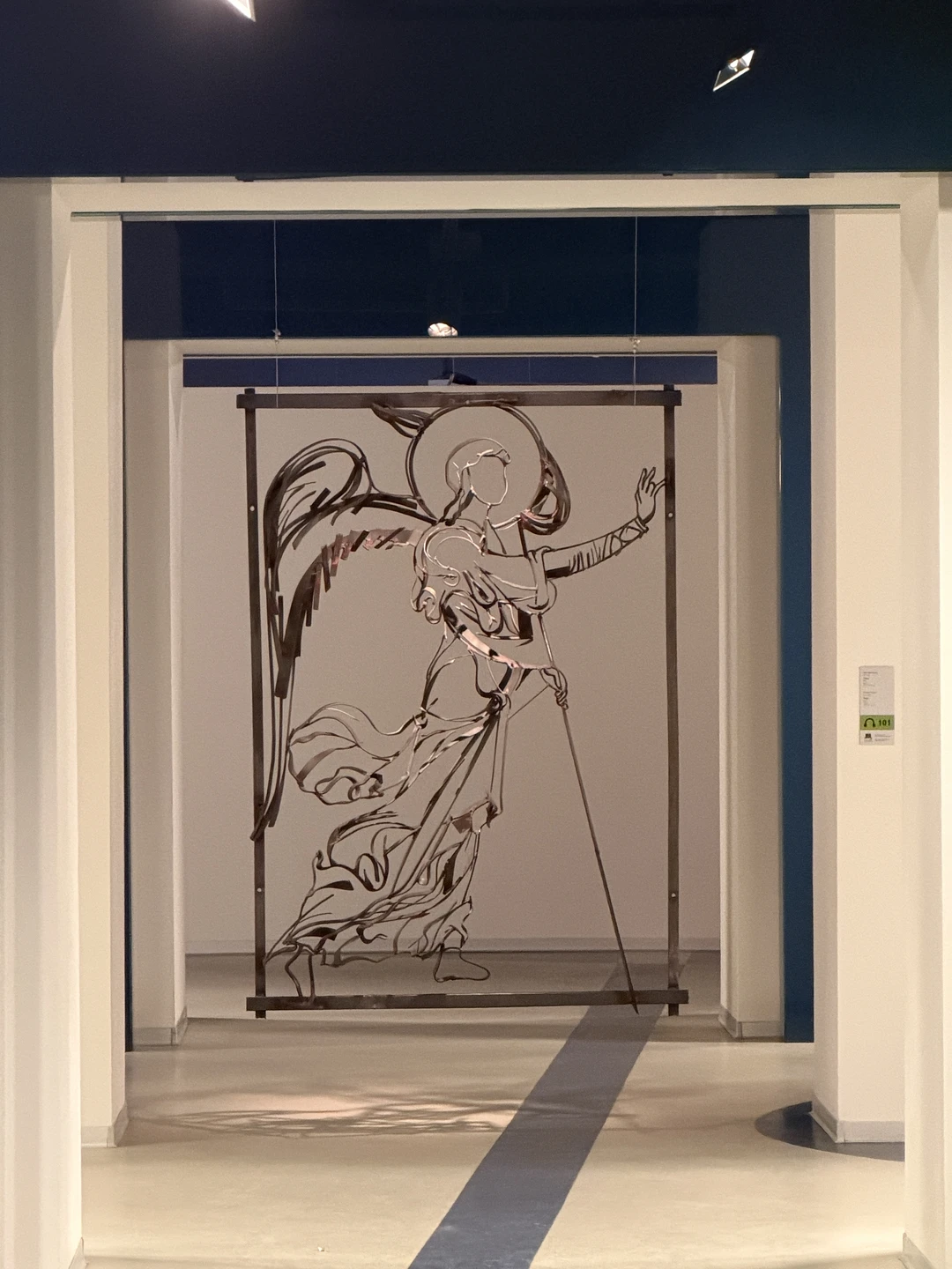 У нас была экскурсовод Яна, мы чудесно провели 2 часа, даже не заметили как пролетели. Яна