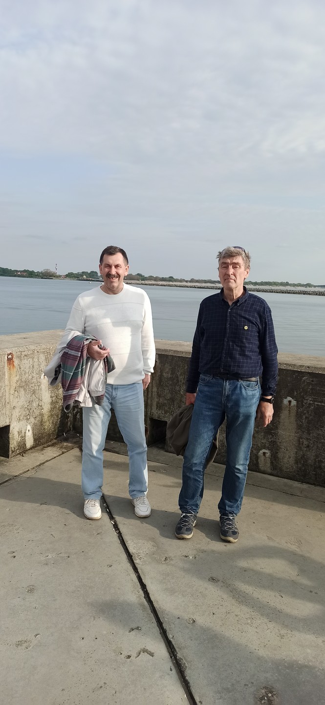 Всю дорогу до Москвы в самолёте читали книгу, подаренную Игорем. Замечательные рассказы. Пишите ещё, у Вас