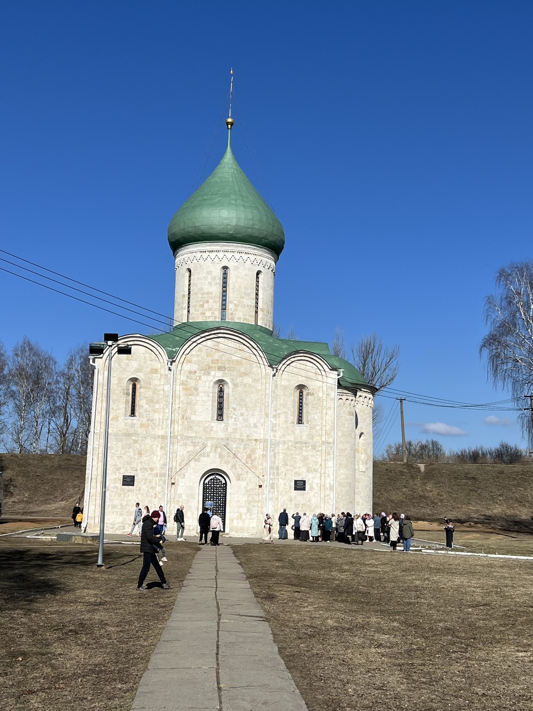 Юрий замечательный гид. Знает отлично всю историю города и все интересно рассказывает, никуда не торопит, показывает