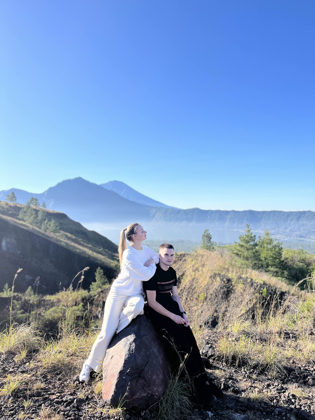 Всё началось с прекрасного водителя, который нас забрал без опозданий) Мы приехали самые первые к рассвету