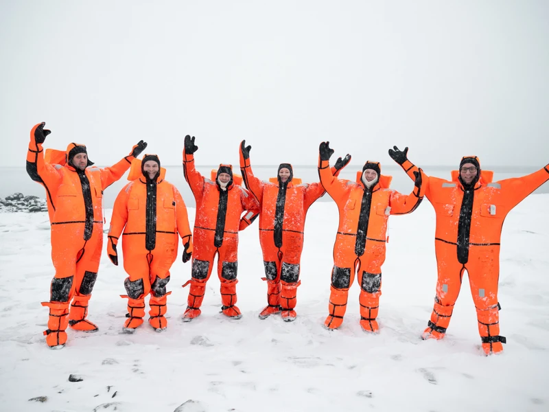 «Всё включено» на Кольском: охота за сиянием, снежное сафари, айс-флоатинг, арктическая кухня