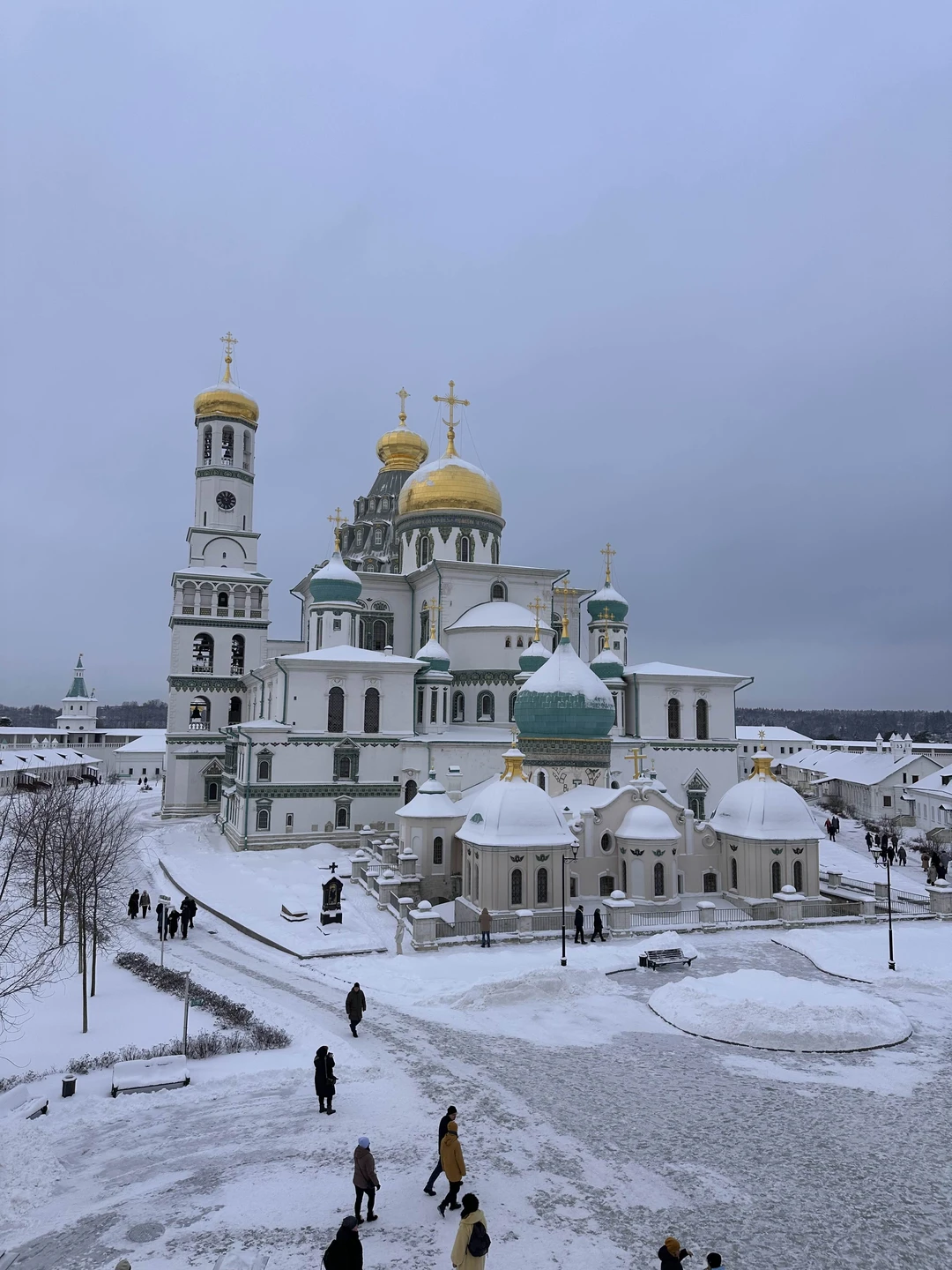 У нас была группа из 6ти человек и все остались очень довольны экскурсией, которую нам провел