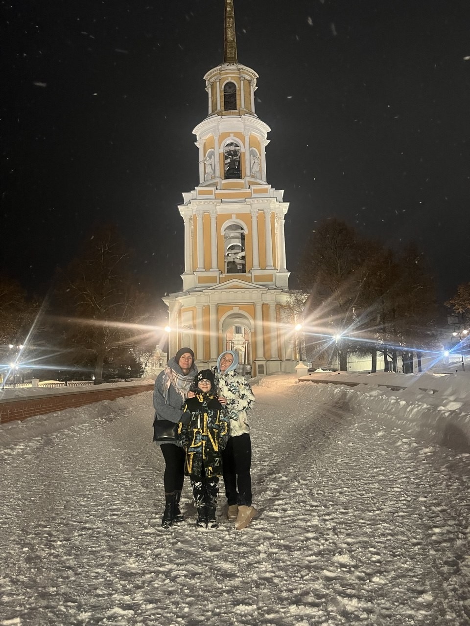 Наше знакомство с городом началось с посещения исторического места - Кремля. И как же нам повезло