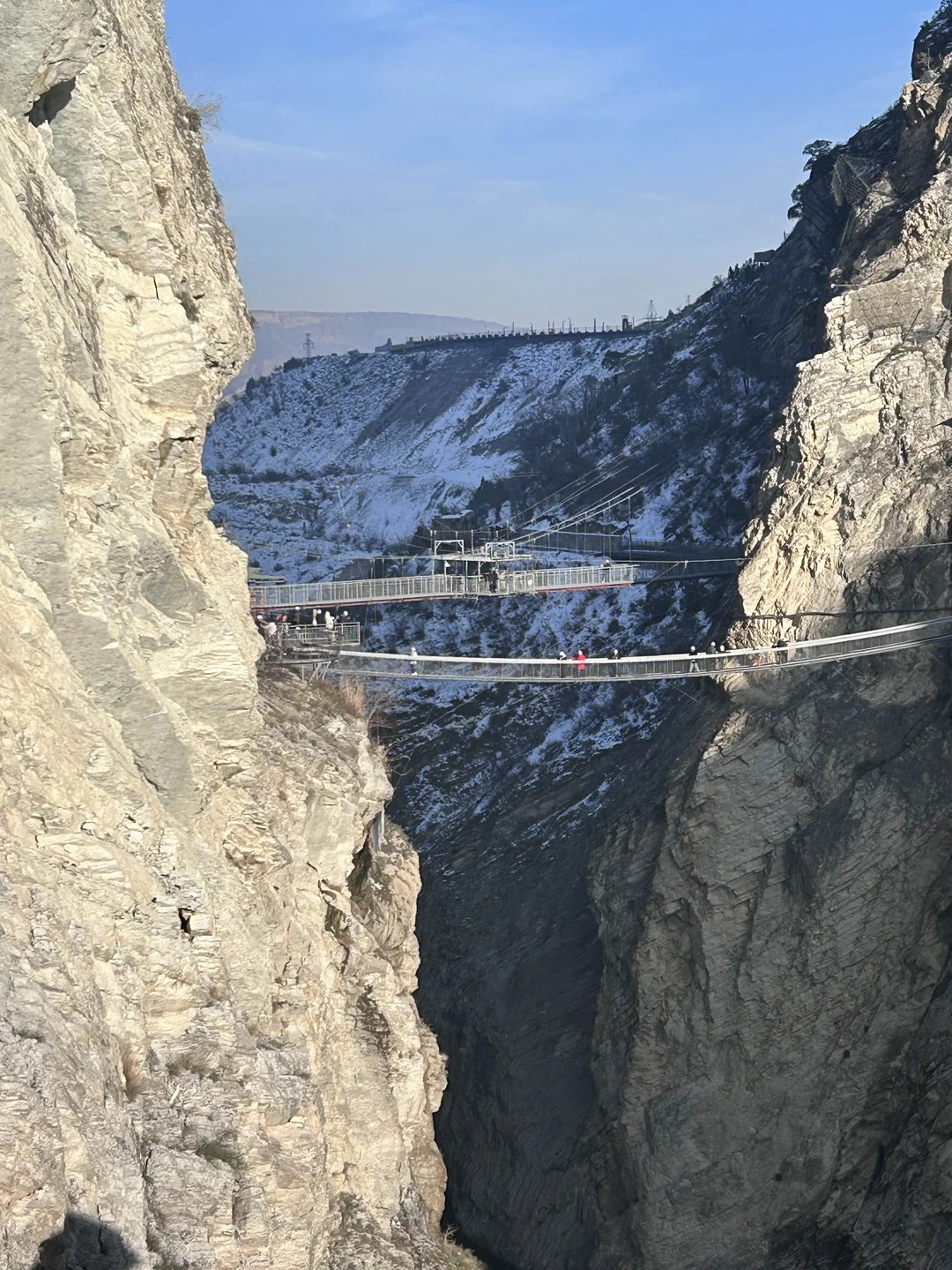 Посетили с Мурадом Сулакский каньон. Не описать всех эмоций, который мы испытали от красоты природы. Мурад