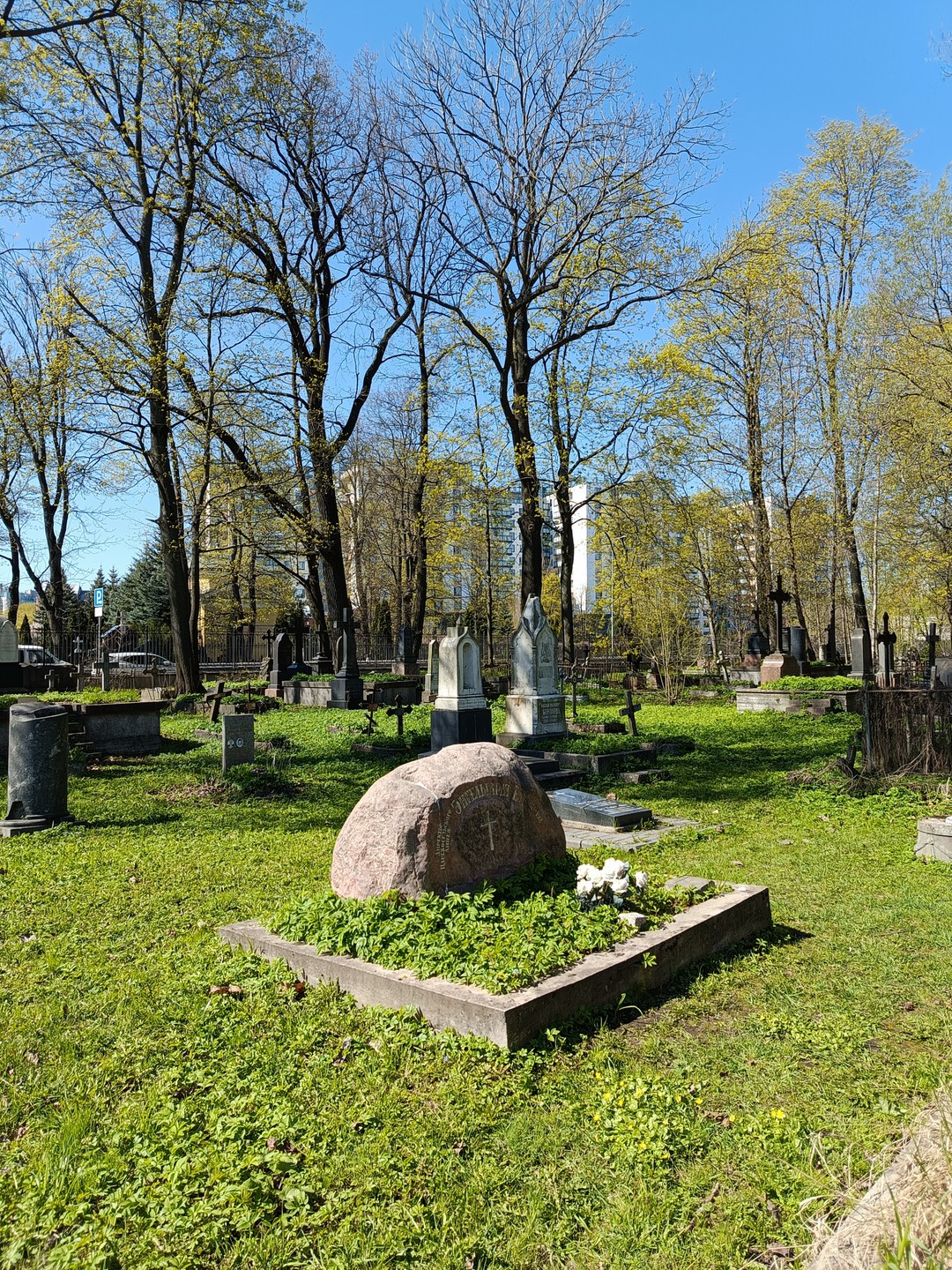 Смоленское кладбище прекрасно в любую погоду, но нам всё равно очень повезло - было солнечно и