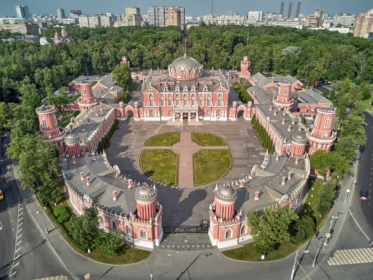 Пешком по страницам истории Москвы: персональное погружение в тайны Кремля и легенды авиации