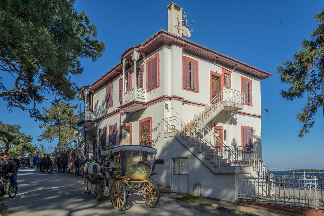 Дом писателя Решата Нури Гюнтекина на Принцевых островах