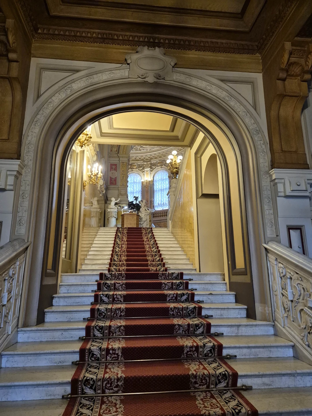 Замечательная экскурсия! Тем более, что дворец расположен очень удобно, в шаговой доступности от Эрмитажа. Очень интересно