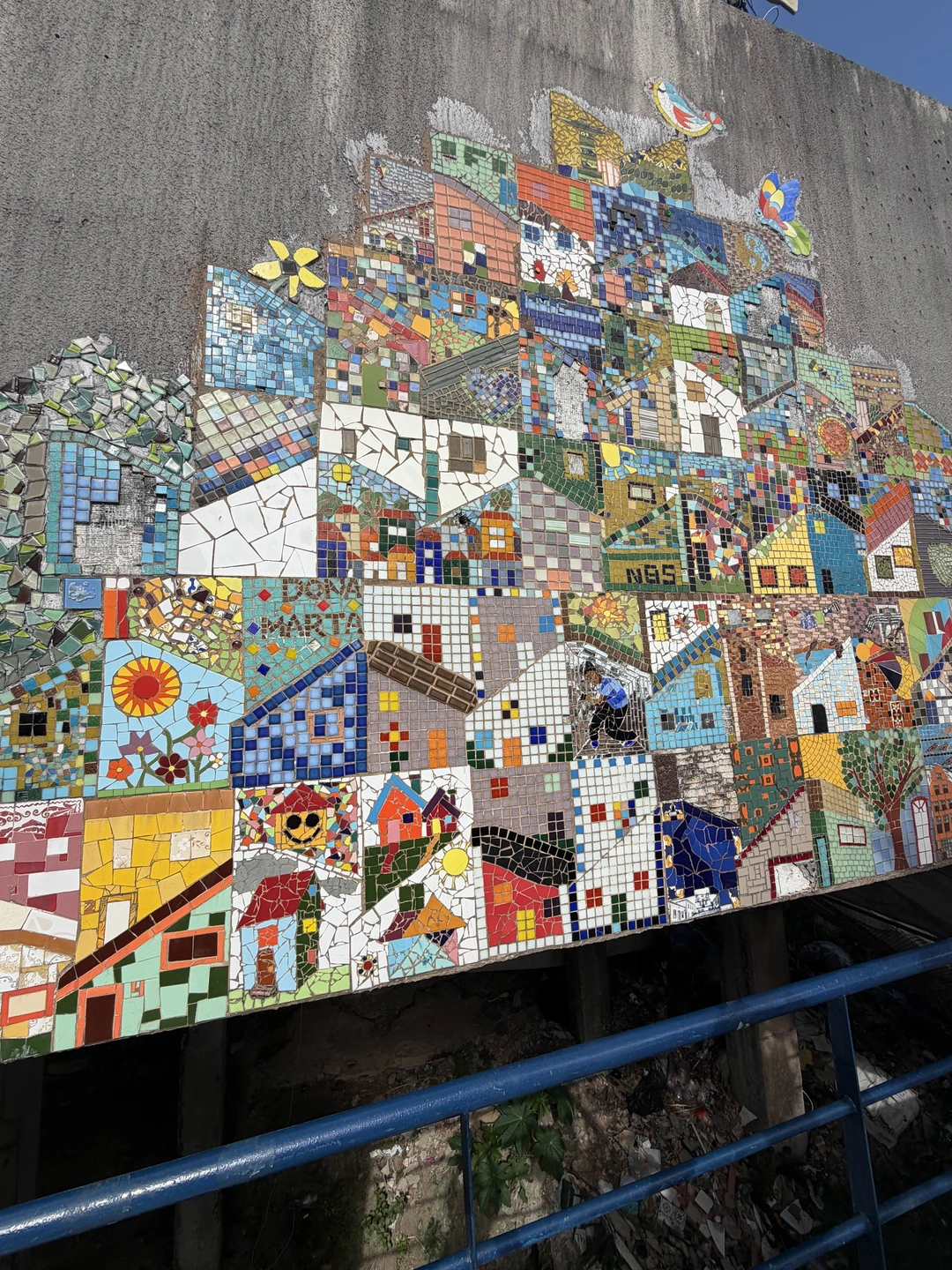 Нашим путеводителем по Рио была Оксана, приятная сеньорита, вхожая в фавелу Санта Марта и отлично ориентирующаяся