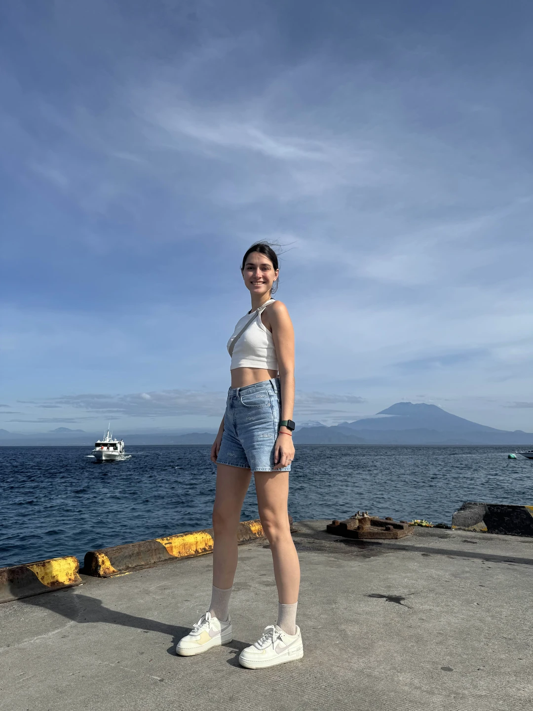 Виды очень красивые. Поболтали с гидом, структурного рассказа не было, но развлекательный диалог был. На машине