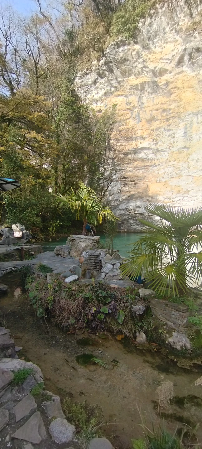 Сегодня на экскурсии гидом у нас был Астамур, ездили втроём на легковом автомобиле. Понравилось, что нам